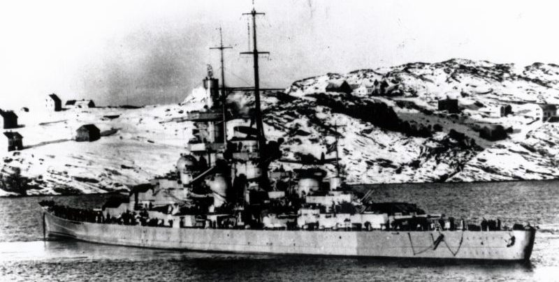 Немецкий линейный крейсер «Гнейзенау» на якорной стоянке в норвежском фиорде. 1940 г.
