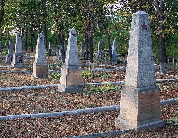 г. Умань. Братские могилы воинов-освободителей на Новомещанском кладбище. 