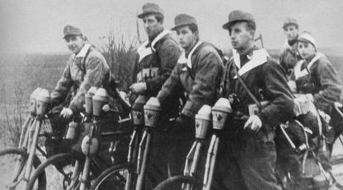 Фольксштурмисты на велосипедах – мобильные истребители танков. Апрель 1945 г. 