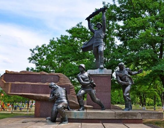 г. Снигиревка. Памятник, установленный в 1976 году в честь воинов-земляков, погибших в годы войны.