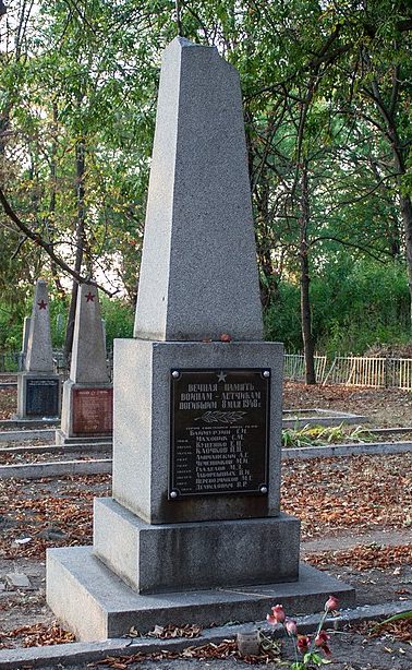 г. Умань. Братская могила летчиков на территории Мещанского кладбища. 