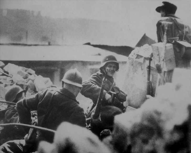 Фольксштурмисты в бою. Апрель 1945 г.