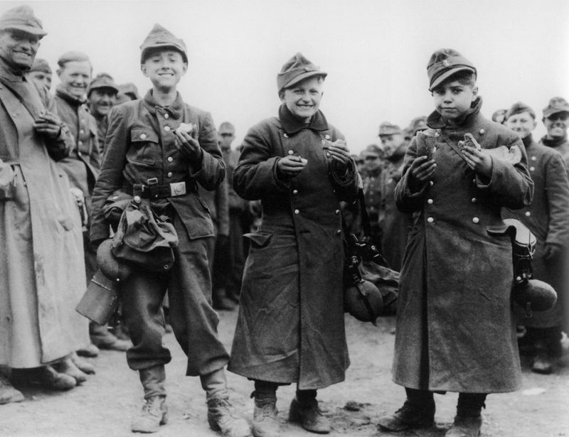 Четырнадцатилетние немецкие подростки–ополченцы из Гитлерюгенд, взятые в плен частями 3-й армии США. Берштадт, апрель 1945 г. 