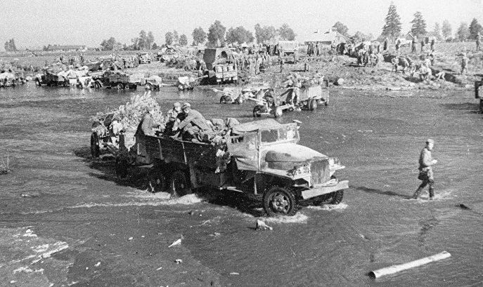 Красноармейцы переправляются через реку Нарву. Июль 1944 г. 