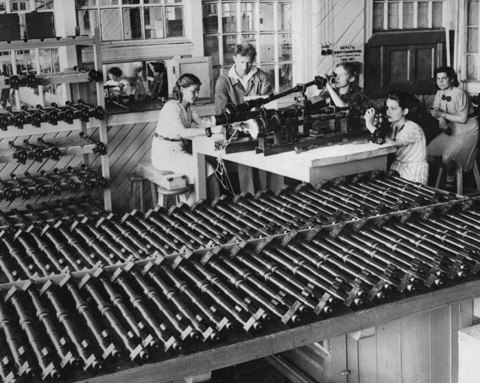 Сборка артиллерийских стереотруб на заводе №297 г. Йошкар-Ола. 1944 г. 
