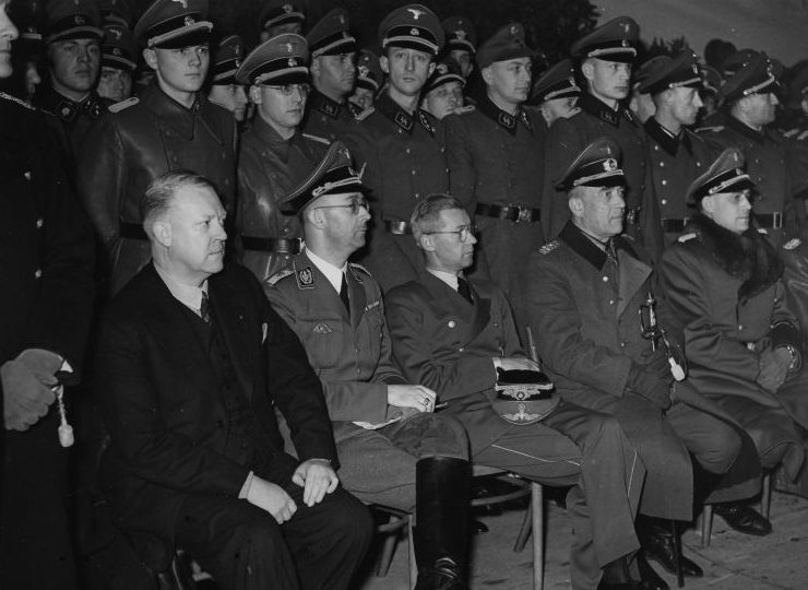 Видкун Квислинг, рейхсфюрер СС Генрих Гиммлер и рейхскомиссар Норвегии Йозеф Тербовен в зале Виндерен в Осло во время набора добровольцев в полк СС «Нордланд». Январь 1941 г. 