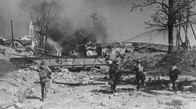 Советские пехотинцы ведут бой на южной окраине города Тарту. Август 1944 г. 