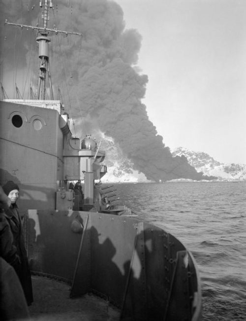 Пожар на норвежском нефтехранилище после диверсии норвежских и британских диверсантов. Март 1941 г.
