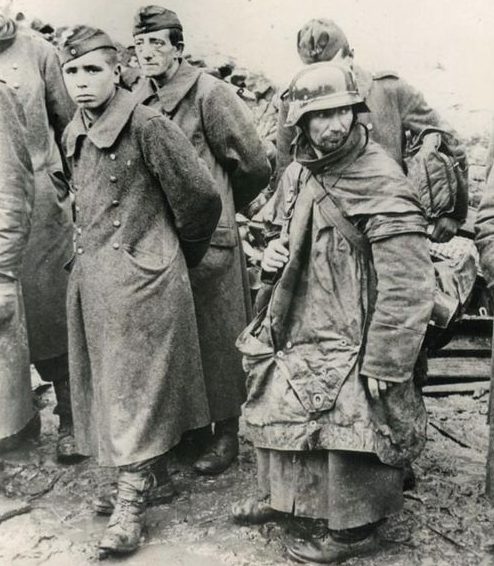 Пленные ополченцы из Фольксштурма. Май 1945 г.