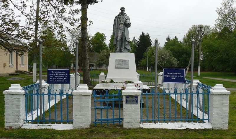 с. Юрковка Уманского р-на. Памятник, установленный на братской могиле советских воинов.