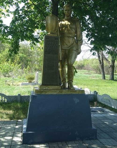 с. Новоселица Чигиринского р-на. Памятник, установленный на братской могиле советских воинов.
