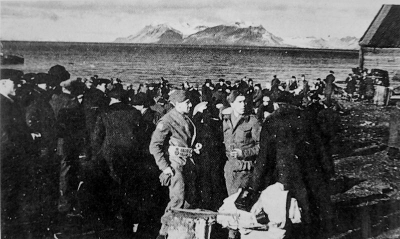 Солдаты союзников и жители острова Шпицберген в ходе операции «Гонтлет». Сентябрь 1941 г. 