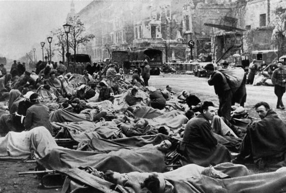 Раненые фольксштурмисты в Берлине. Май 1945 г.
