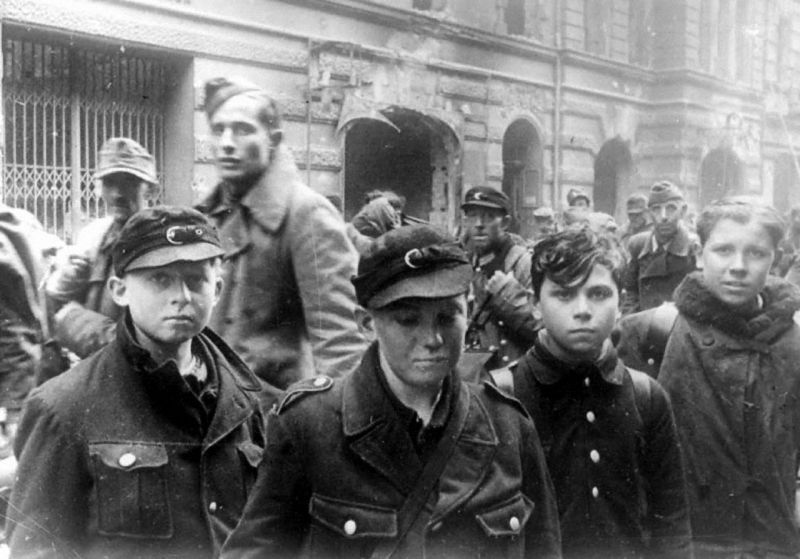 Колонна пленных фольксштурмистов на улице Берлина. Май 1945 г. 