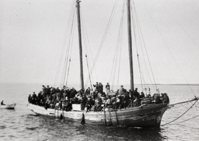 Беженцы из Эстонии на борту парусника «Виру». 22-23 сентября 1944 г.