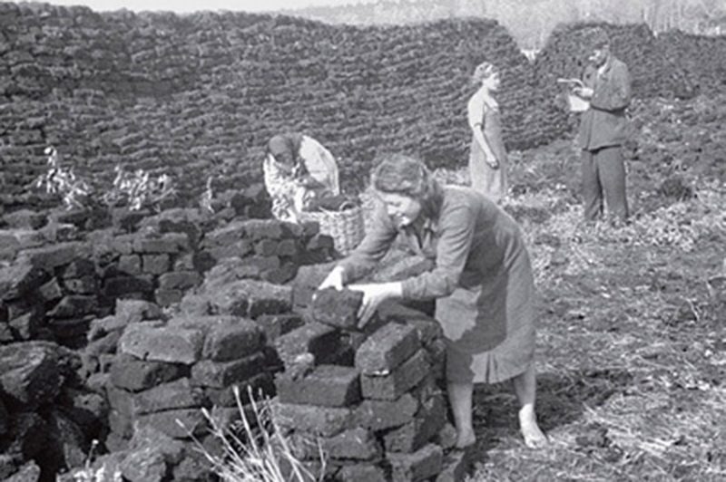 Женщины за добычей торфа в Ленинградской области. 1944 г.
