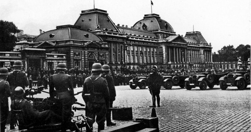 Парад немецких солдат у Королевского дворца в Брюсселе. Май 1940 г.