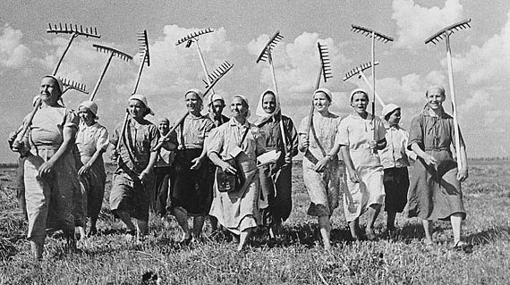 Женщины-колхозницы. 1944 г. 