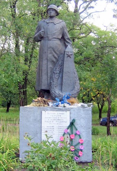 с. Стецивка Чигиринского р-на. Памятник, установленный на братской могиле воинов, погибших в боях за село.
