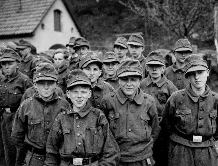 Пленные немецкие подростки-ополченцы из Гитлерюгенда. Май 1945 г. 