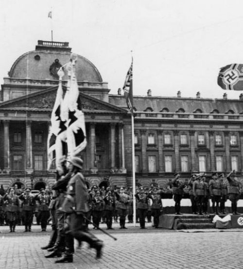 Парад немецких солдат у Королевского дворца в Брюсселе. Май 1940 г.