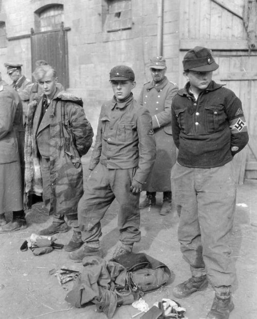 Пленные немецкие подростки-ополченцы из Гитлерюгенда. Май 1945 г.