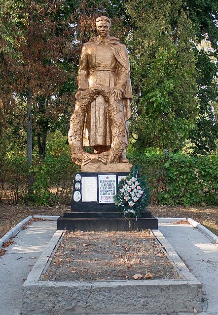 с. Вербоватая Христиновского р-на. Памятник, установленный на братской могиле советских воинов.
