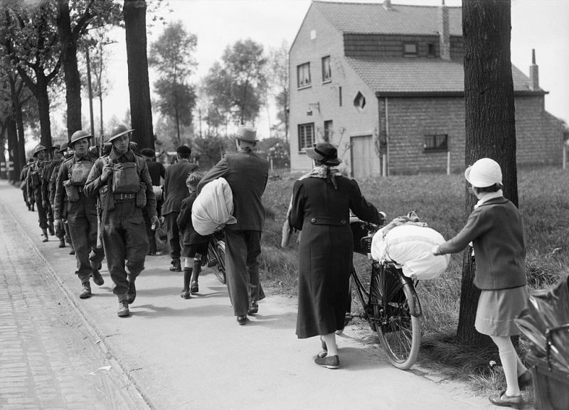Бельгийские беженцы направляются во Францию. Май 1940 г.