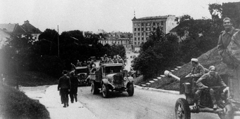 Советские артиллеристы поднимаются на гору Тоомпеа в Таллине. Сентябрь 1944 г. 