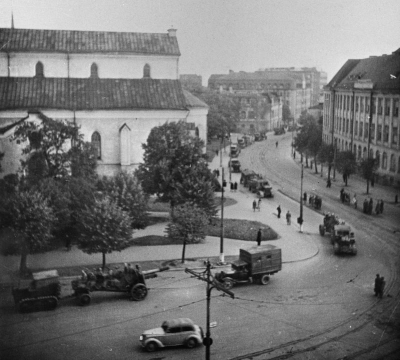 Колонна советских 152-мм гаубиц в освобожденном Таллине. Сентябрь 1944 г. 