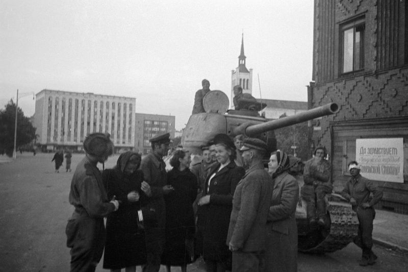 Красноармейцы с жителями освобожденного Таллина. Сентябрь 1944 г. 