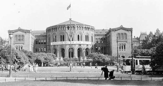 Здание норвежского парламента с немецким флагом на фасаде здания. 1941 г. 
