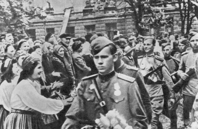 Красноармейцы с жителями освобожденного Таллина. Сентябрь 1944 г. 