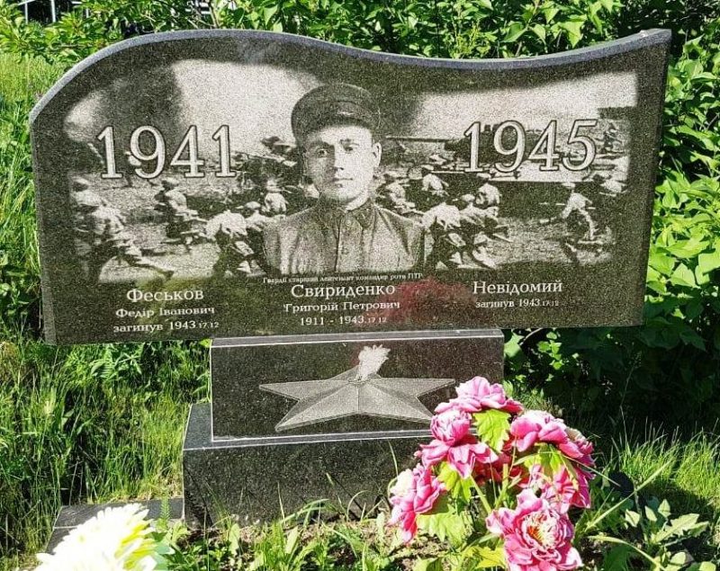 с. Чернече Чигиринского р-на Памятник, установленный на братской могиле, в которой захоронено 76 советских воинов 69-й гвардейской стрелковой дивизии.