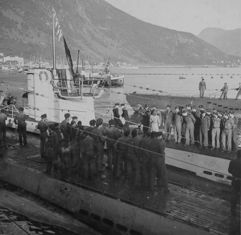 Немецкие подводные лодки в гавани Нарвика. Июль 1942 г. 