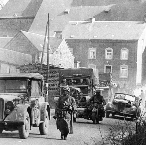 Колонны Вермахта на дорогах в Бельгии. 1940 г. 