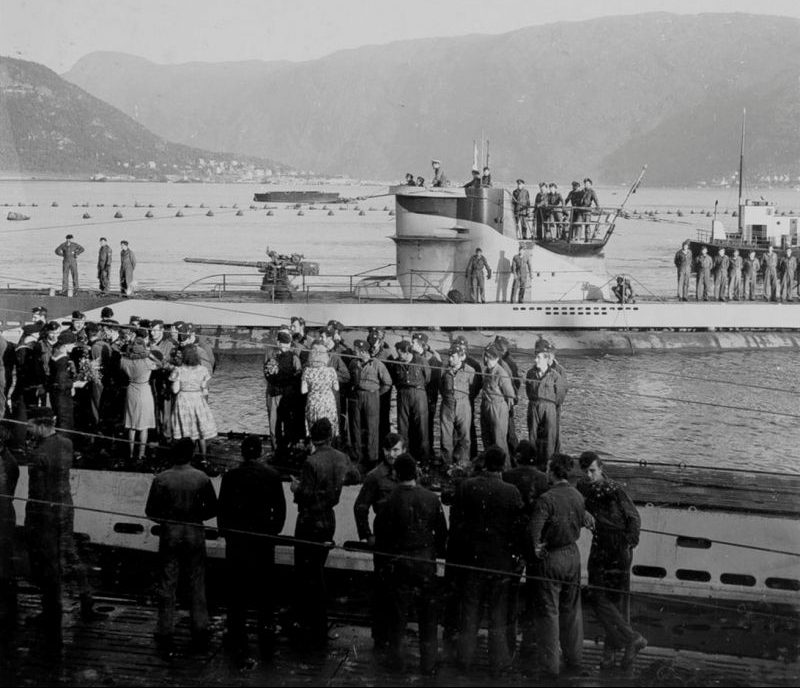 Немецкие подводные лодки в гавани Нарвика. Июль 1942 г. 