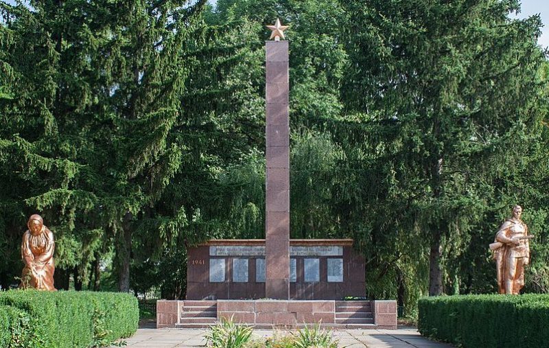 с. Кузьмина Гребля Христиновского р-на. Памятник воинам-односельчанам, погибшим в годы войны.