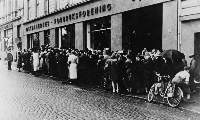 Норвежцы в очереди за продуктами в Осло. Июль 1942 г.
