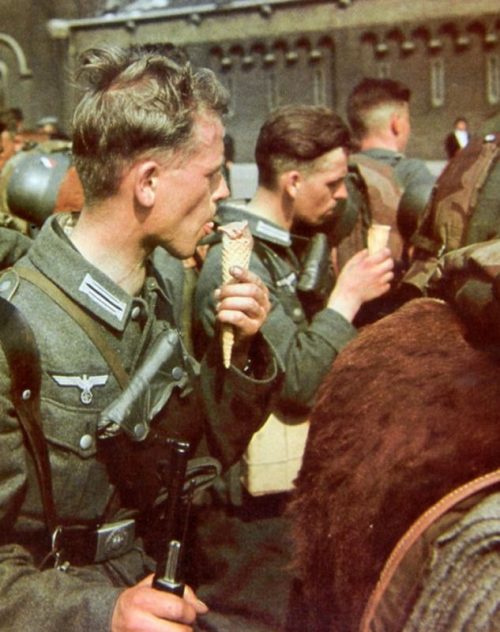 Немецкие солдаты едят мороженое у замка Le Petit-Château в Брюсселе. 1940 г.