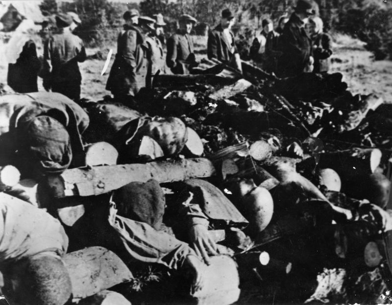 Представители прокуратуры Эстонской ССР у тел и останков, погибших узников концлагеря Клоога в 35 км от Таллина. Сентябрь 1944 г. 
