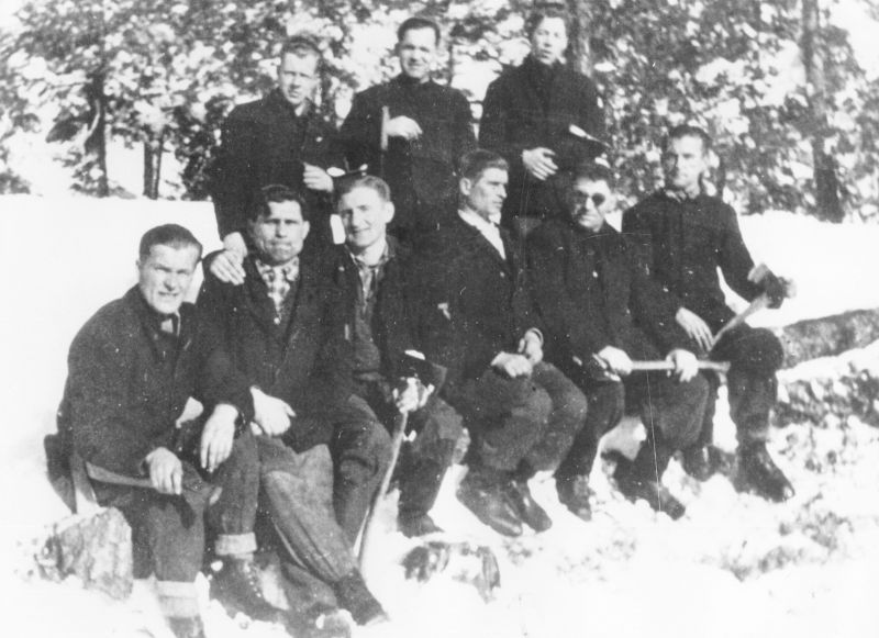 Советские, норвежские и югославские заключенные концлагеря Фальстад на отдыхе во время работ на лесоповале. Ноябрь 1942 г. 
