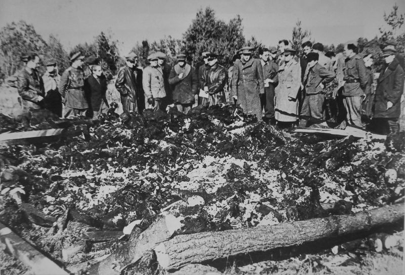 Представители прокуратуры Эстонской ССР у тел и останков, погибших узников концлагеря Клоога в 35 км от Таллина. Сентябрь 1944 г. 