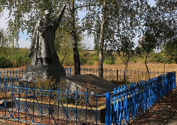 с. Крымки Шполянского р-на. Памятник, установленный на братской могиле советских воинов.