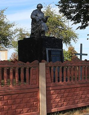 с. Лебедин Шполянского р-на. Памятник возле школы, установленный на братской могиле советских воинов.