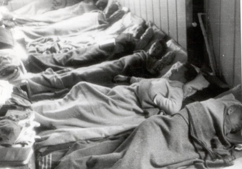 Спальные места в бараке концлагеря Фальстад. 1942 г.