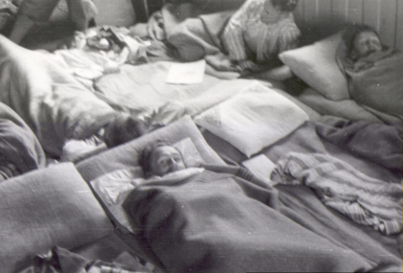 Спальные места в бараке концлагеря Фальстад. 1942 г.