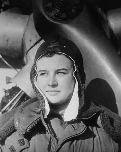 Летчик 46-го гвардейского ночного бомбардировочного авиационного Таманского полка гвардии лейтенант Наталья Меклин у самолета У-2. Февраль 1945 г.