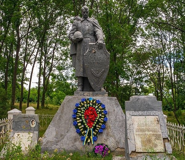 с. Матусов Шполянского р-на. Памятник около школы, установленный на братской могиле советских воинов.