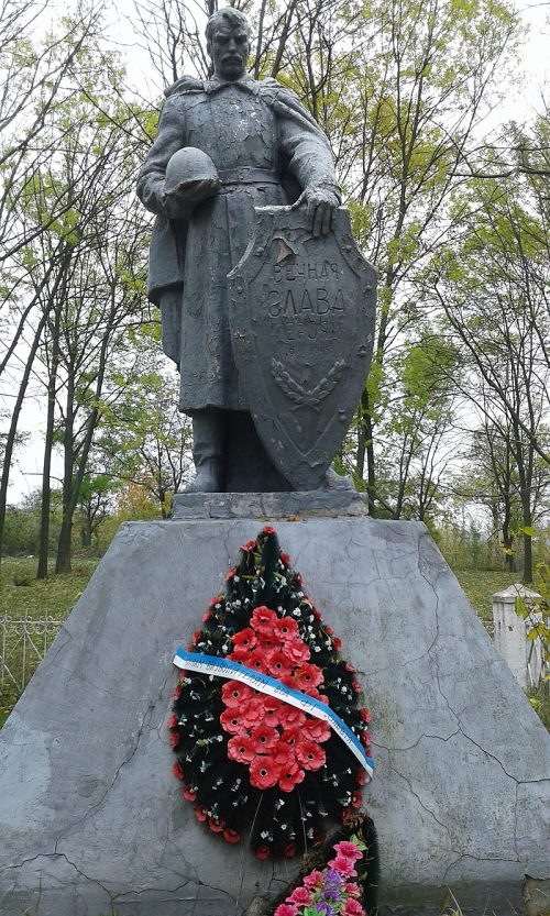 с. Матусов Шполянского р-на. Памятник в парке, установленный на братской могиле советских воинов.